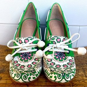 Tory Burch heel. White and green with pink accents size 5